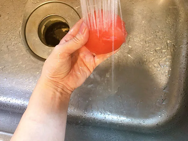 トマトを洗って水分を拭き取ります。
