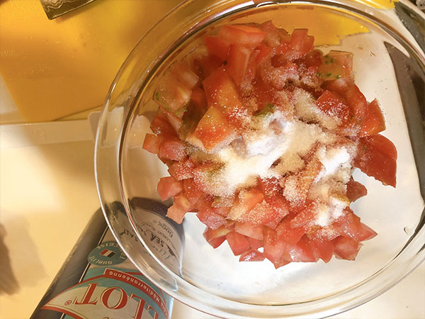 ]大きめのトマト一つにつき塩小さじ１を加え、混ぜて馴染ませます。