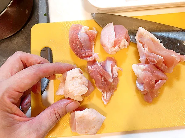 ①鶏モモ肉を少し小さめに切る。（ひとくち大の半分くらい）